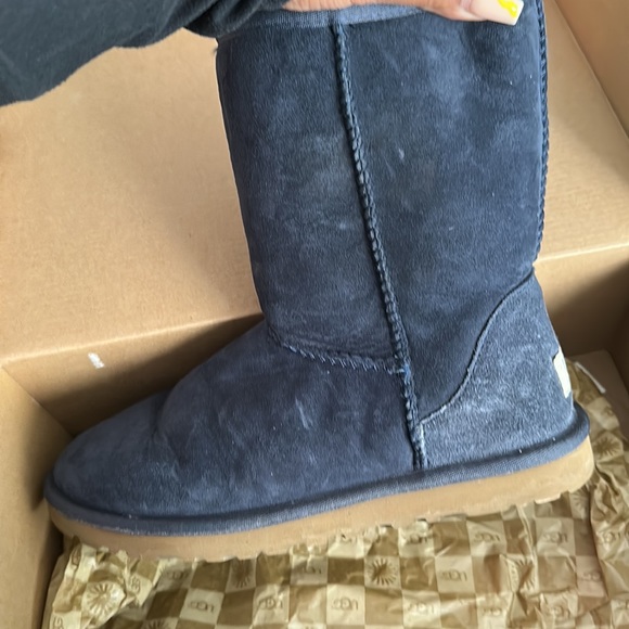 UGG Classic Short Boot - Picture 6 of 8